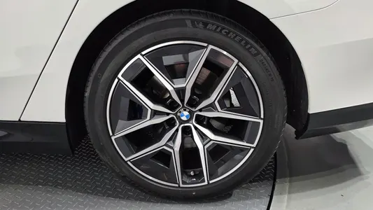 BMW 5 Series (G60) 520i M 2024 21