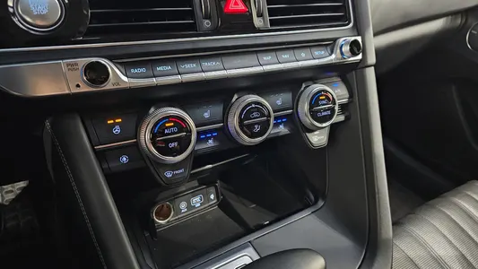 Genesis G70 2.2D 2019 33