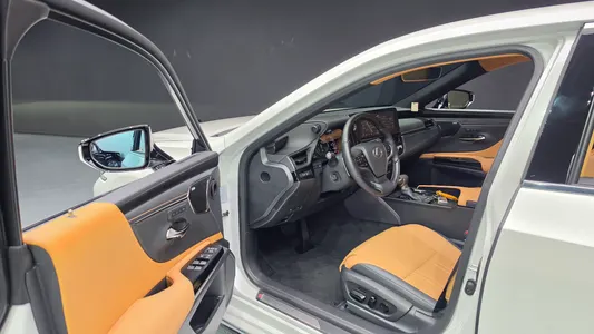 Lexus ES300h 7 2026 10