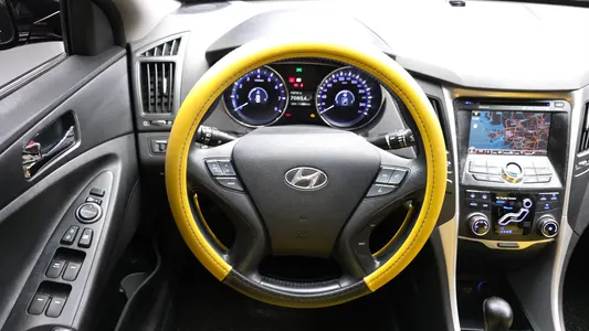 Hyundai YF LPI 2010 13