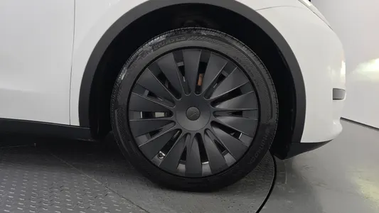 Tesla Y RWD 2023 5