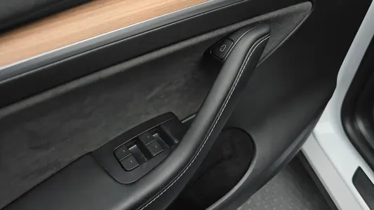 Tesla Y RWD 2023 15