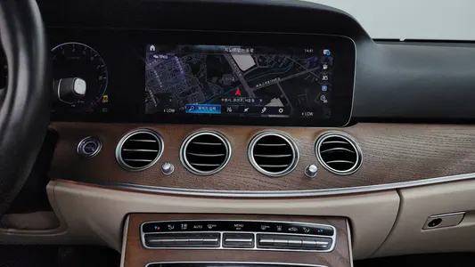 Mercedes-Benz E-Class W213 E300e 4MATIC 2021 13