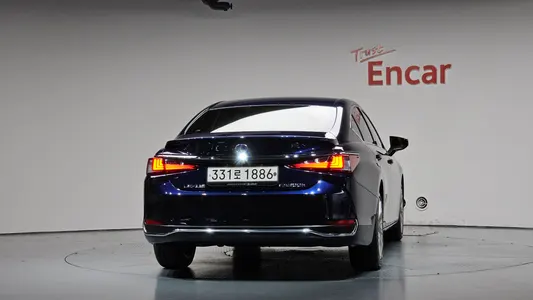 Lexus ES300h 7 2022 4