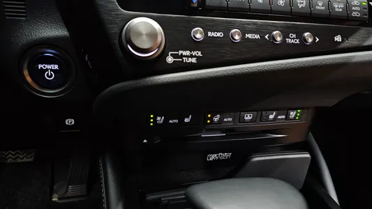 Lexus ES300h 7 2022 35
