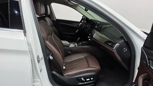 BMW 5 Series (G30) 520d 2018 26