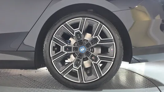 BMW 5 Series (G60) 530e M 2024 21