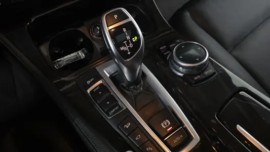 BMW 5 Series (F10) 528i xDrive 2014 9