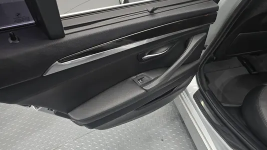BMW 5 Series (F10) 528i xDrive 2014 25