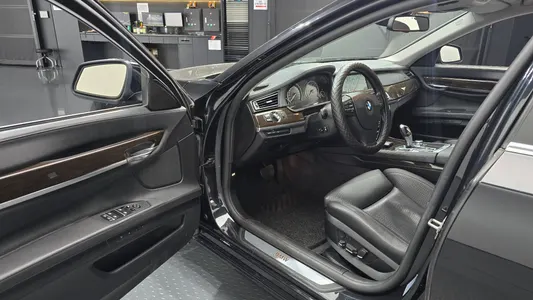 BMW 7 Series (F01) 740Li 2012 10