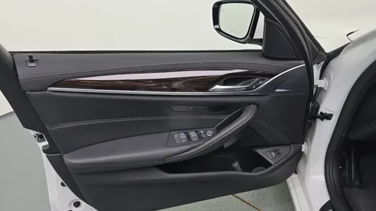 BMW 5 Series (G30) 520i 2021 24