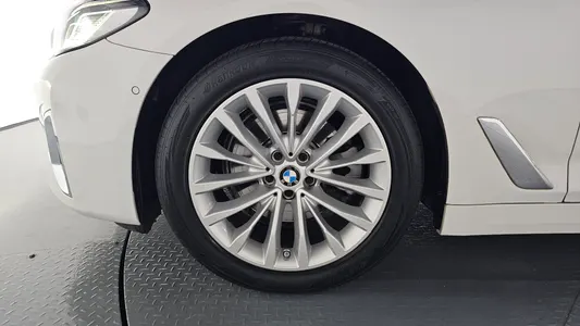 BMW 5 Series (G30) 520i 2022 4