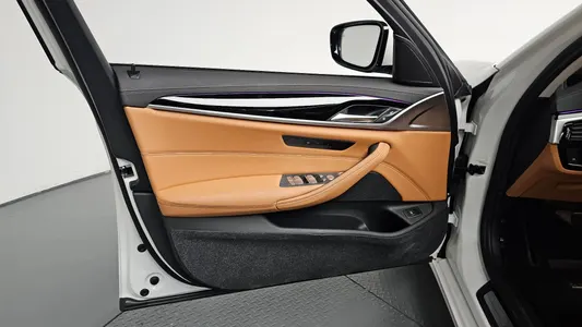 BMW 5 Series (G30) 520i 2022 24