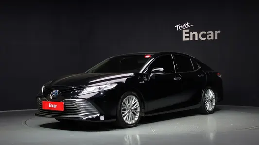 Toyota (XV70) 2.5 XLE 2019