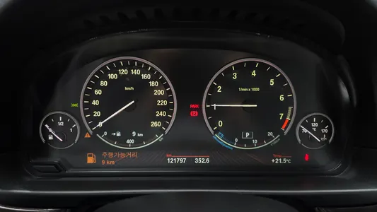 BMW 5 Series (F10) 528i 2012 8