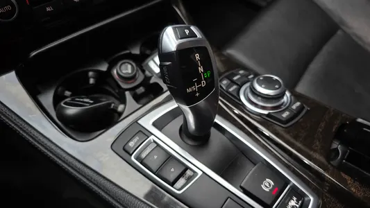 BMW 5 Series (F10) 528i 2012 9