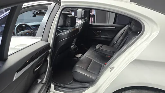 BMW 5 Series (F10) 528i 2012 12