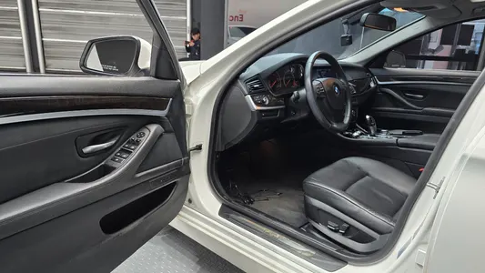 BMW 5 Series (F10) 528i 2012 10