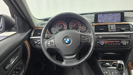 BMW 3 Series (F30) 320i 2013 13