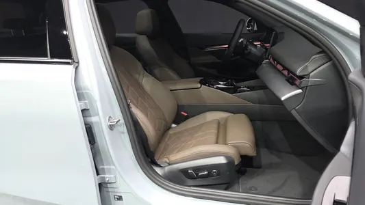BMW 5 Series (G60) 520i M 2025 10