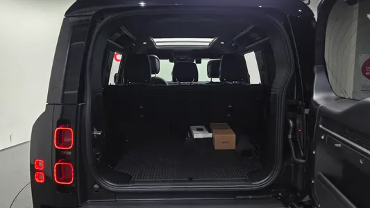 Land Rover (L663) 110 P300 X- SE 2025 10
