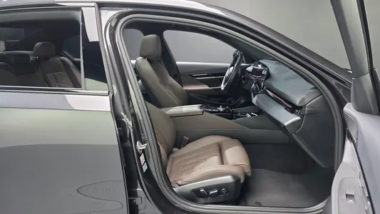 BMW 5 Series (G60) 520i M 2023 26