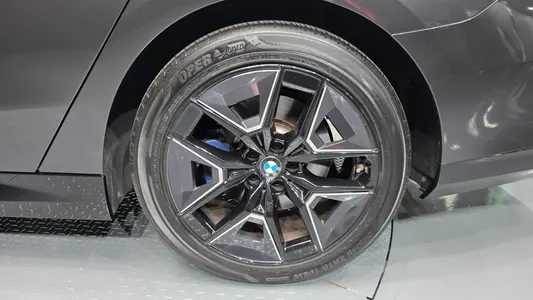 BMW 5 Series (G60) 520i M 2023 21