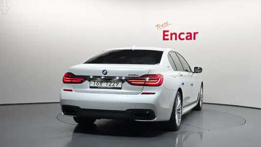 BMW 7 Series (G11) 740e i M 2017 4