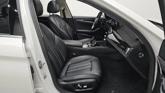 BMW 5 Series (G30) 520i 2018 10