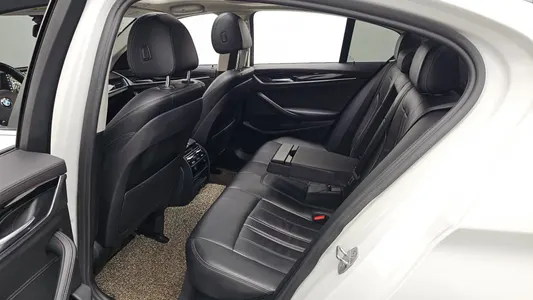 BMW 5 Series (G30) 520i 2018 11