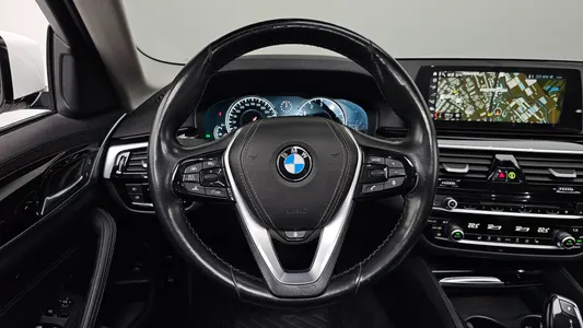 BMW 5 Series (G30) 520i 2018 12