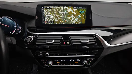 BMW 5 Series (G30) 520i 2018 13