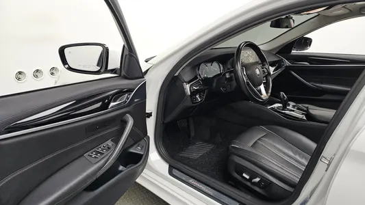 BMW 5 Series (G30) 520i 2018 9