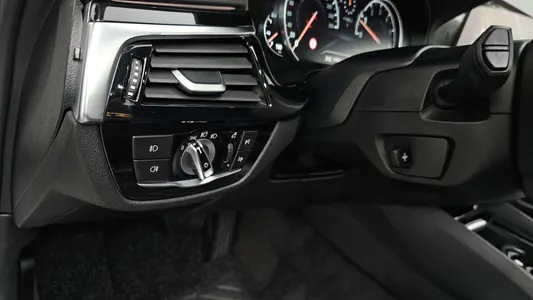 BMW 5 Series (G30) 520i 2018 17