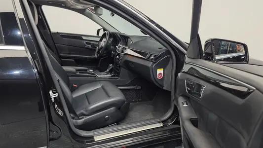 Mercedes-Benz E-Class W212 E200 CGI 2011 11
