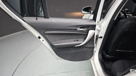 BMW 1 Series (F20) 118d 5 2017 25