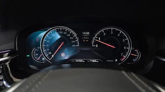 BMW 5 Series (G30) 520i 2018 8