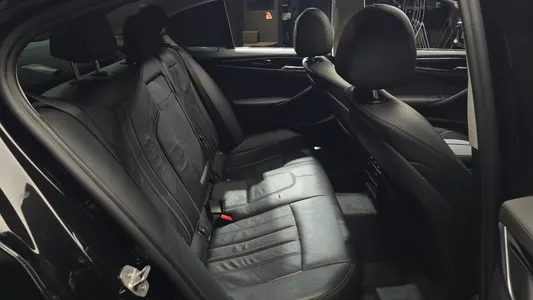 BMW 5 Series (G30) 520i 2018 12