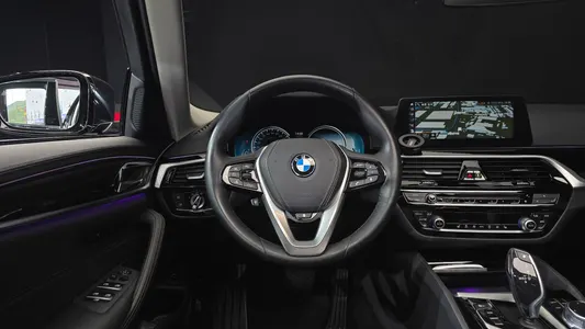 BMW 5 Series (G30) 520i 2018 13