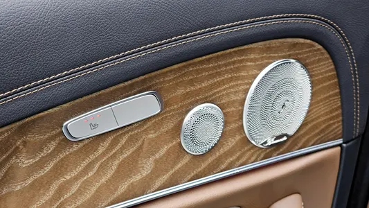 Mercedes-Benz E-Class W213 E300e 4MATIC 2021 35