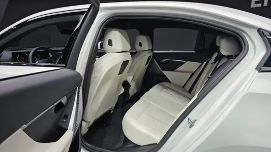 BMW 5 Series (G60) 520i M 2024 11