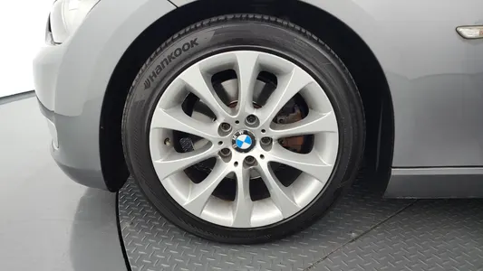 BMW 3 Series (E90) 328i 2009 5