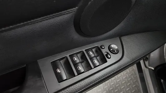BMW 3 Series (E90) 328i 2009 18