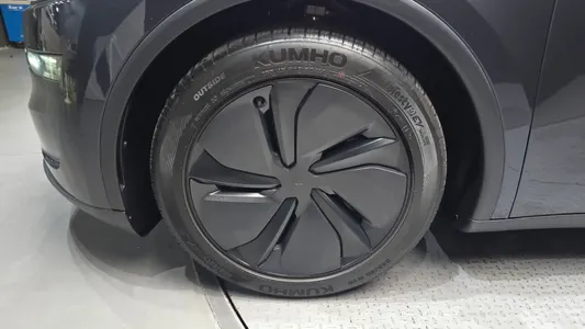 Tesla Y AWD 2025 5