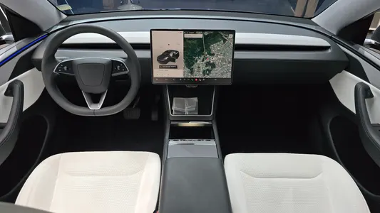 Tesla Y AWD 2025 7