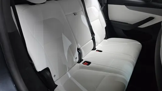 Tesla Y AWD 2025 11