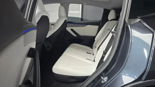 Tesla Y AWD 2025 12