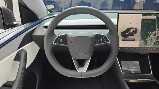Tesla Y AWD 2025 13