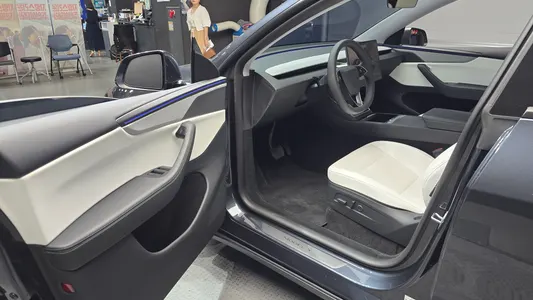 Tesla Y AWD 2025 10