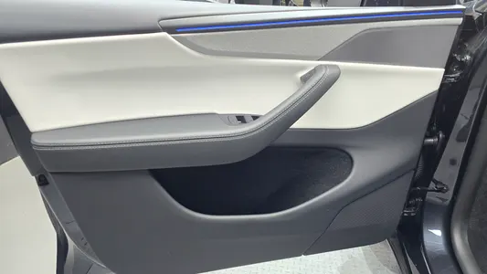 Tesla Y AWD 2025 24